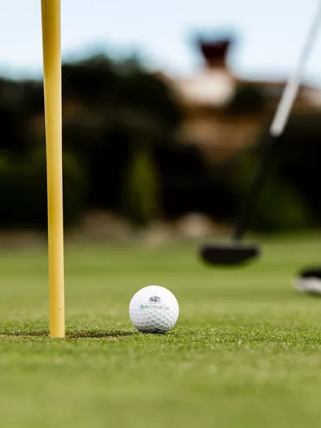 Bola junto al hoyo en el green
