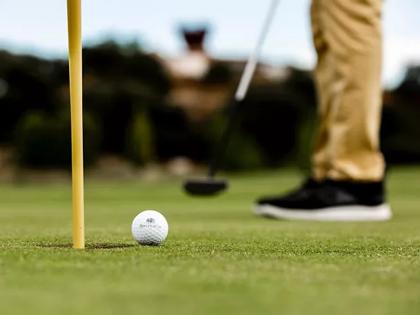 Bola junto al hoyo en el green