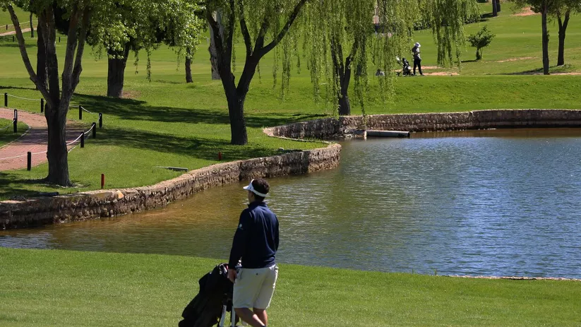 Casa rústica junto al campo de golf con jugadores