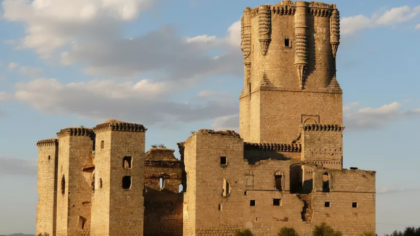 Castillo de Guadalmez (Ciudad Real), fortaleza medieval situada en lo alto de una colina rodeada de olivares.