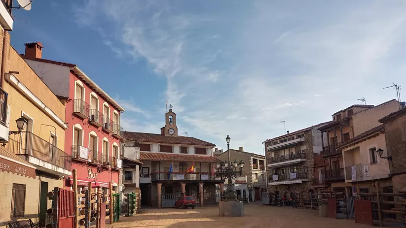 Plaza mayor con ayuntamiento y calles porticadas