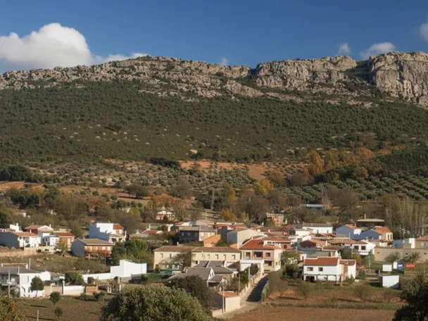 Vista panorámica de un núcleo rural rodeado de montes y olivares