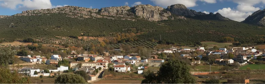 Vista panorámica de un núcleo rural rodeado de montes y olivares