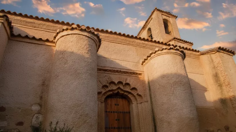 Fachada de edificio religioso de piedra al atardecer