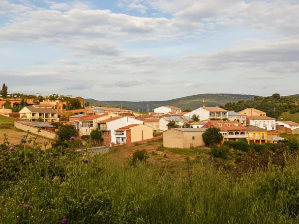 Vista general del núcleo urbano rodeado de campos y colinas