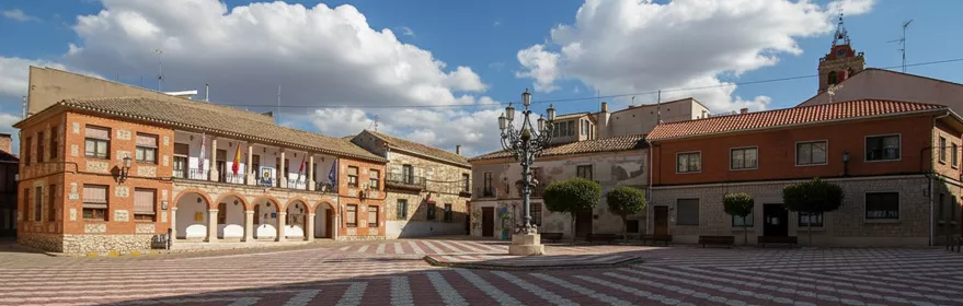 Plaza amplia con edificios tradicionales y pavimento geométrico