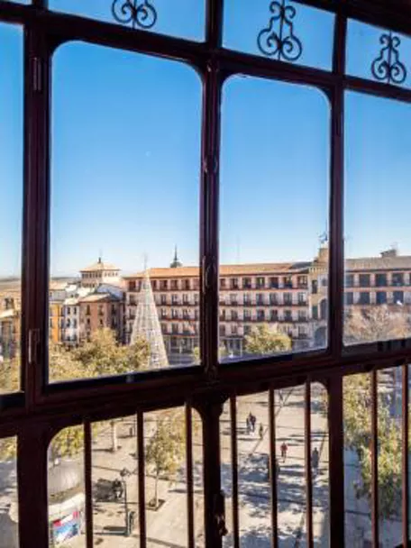 Imagen de vista desde balcón del hotel a la plaza de Toledo