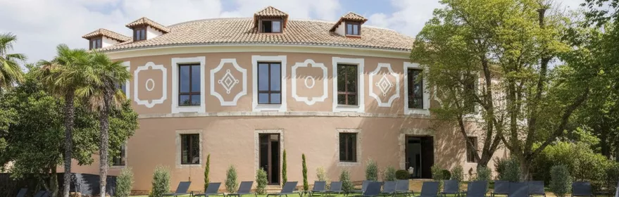 Fachada curva con piscina y hamacas.