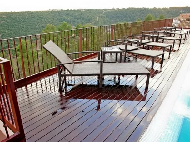 Terraza con tumbonas y vistas al valle