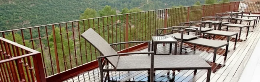 Terraza con tumbonas y vistas al valle