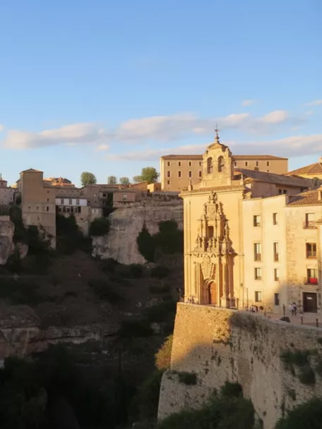 Casco histórico sobre acantilados al atardecer