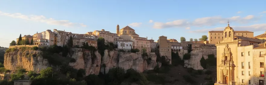 Casco histórico sobre acantilados al atardecer