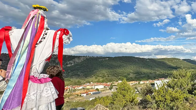 Vista panorámica del entorno natural con figura festiva