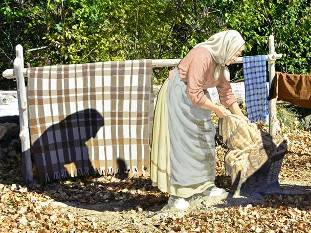 Escena tradicional con figuras rurales y animales de carga
