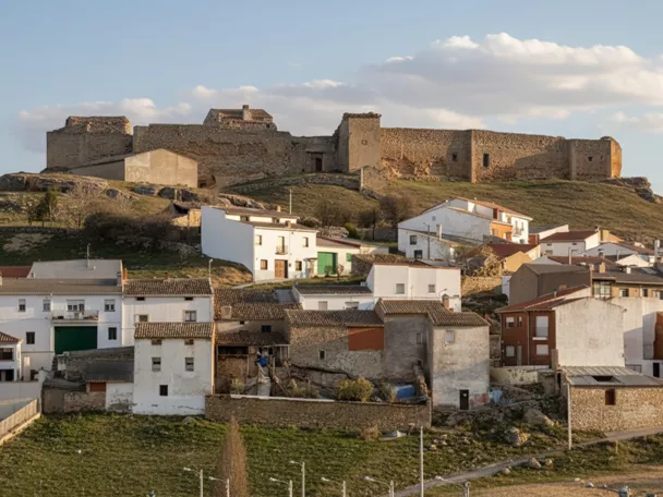 Casas blancas al pie de una fortaleza en lo alto del cerro
