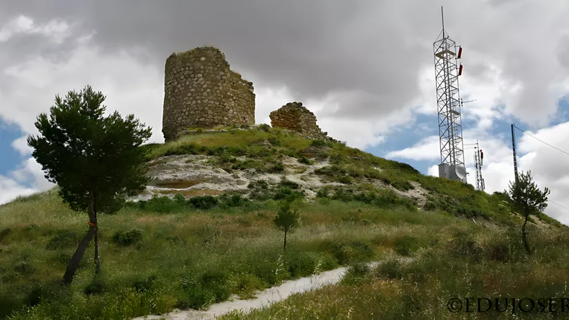 Ruinas de torre sobre cerro con antenas