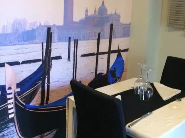 Restaurante acogedor, decoración inspirada en Venezia