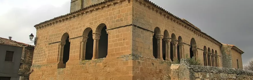 Iglesia románica con galería porticada y espadaña.