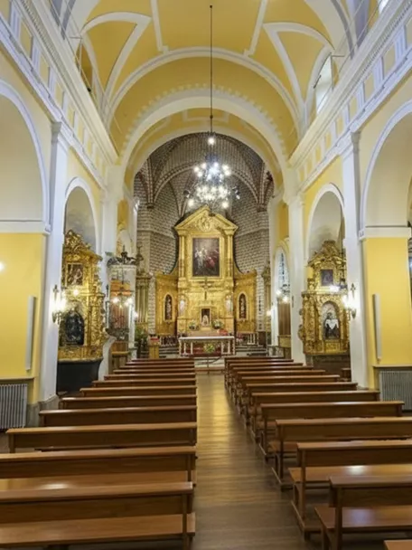 Interior de iglesia con bóveda amarilla, bancos de madera y retablo dorado.