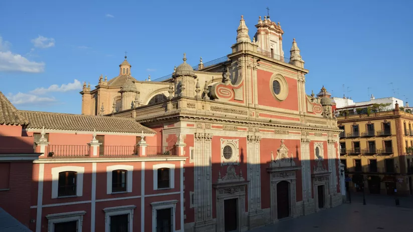 Perspectiva elevada de templo histórico rodeado de edificios urbanos.