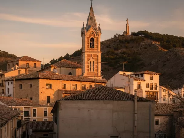 Plaza histórica con fachadas religiosas barrocas