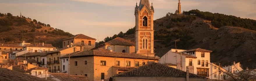 Plaza histórica con fachadas religiosas barrocas