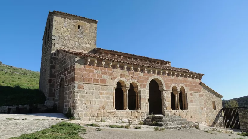 Pórtico con arcos de medio punto.