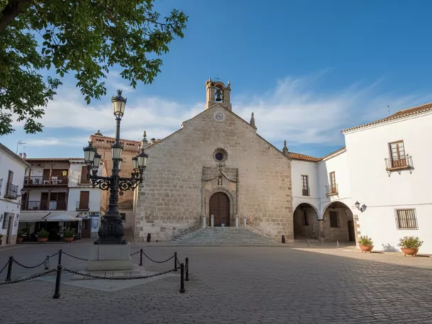 Plaza con farola ornamental y fachada de iglesia al fondo.