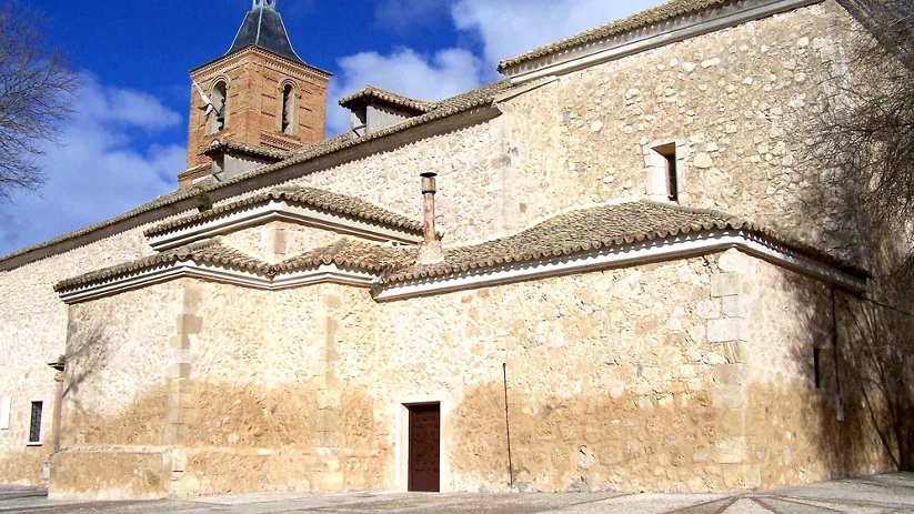 Iglesia de piedra con torre y cielo azul