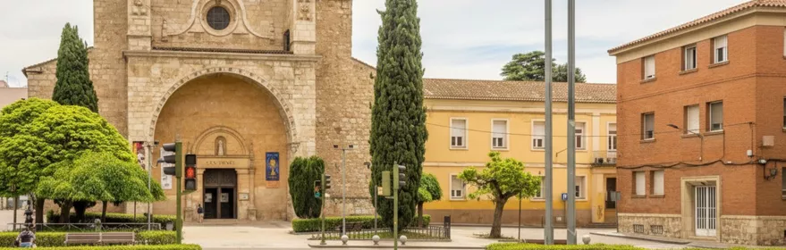 Fachada de iglesia con arco monumental y espadañas.