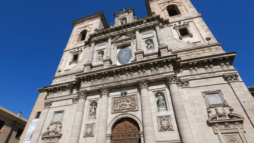 Fachada monumental de piedra con columnas y esculturas.