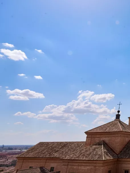 Cúpula oscura sobre edificio religioso con vistas a la ciudad.