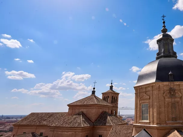 Cúpula oscura sobre edificio religioso con vistas a la ciudad.
