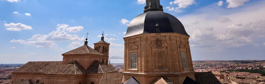 Cúpula oscura sobre edificio religioso con vistas a la ciudad.
