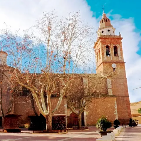 Vista de iglesia con torre alta de campanario