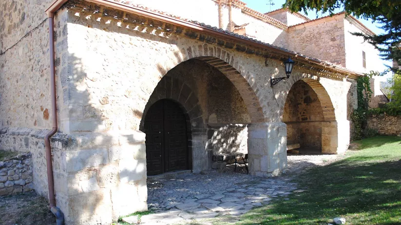 Pórtico de ermita con arcos de piedra
