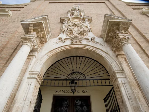 Portada barroca de iglesia con esculturas.