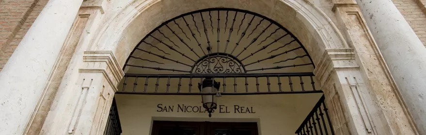 Portada barroca de iglesia con esculturas.