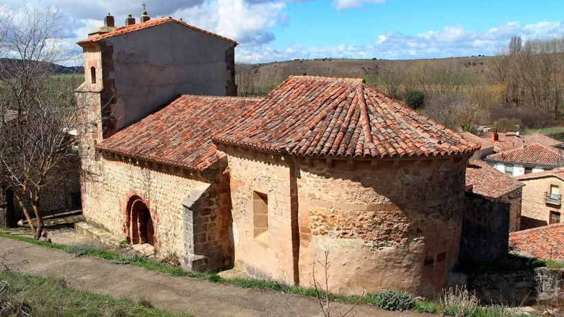 Iglesia románica de piedra con ábside semicircular.