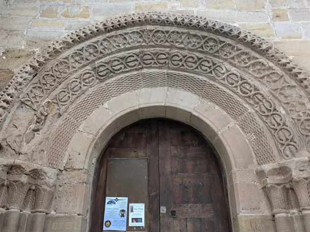 ortada románica con arquivoltas decoradas y capiteles tallados.