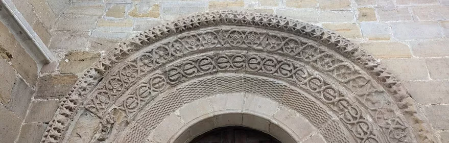 ortada románica con arquivoltas decoradas y capiteles tallados.