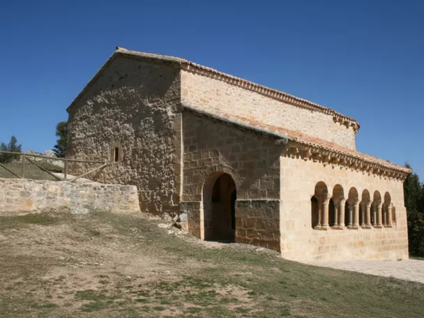 Ermita románica en ladera soleada.