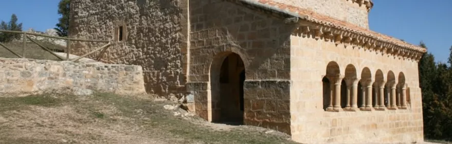 Ermita románica en ladera soleada.