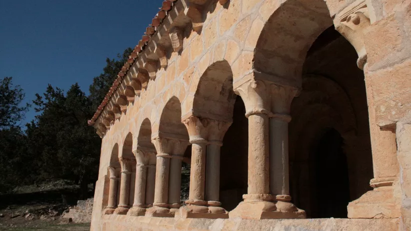 Galería porticada con arcos de piedra.