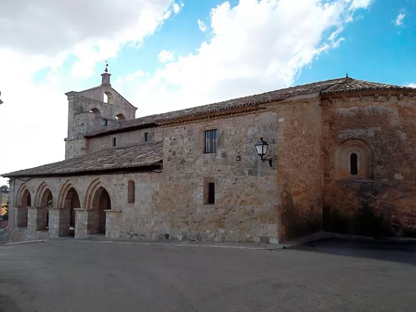 Iglesia de piedra con pórtico de arcos