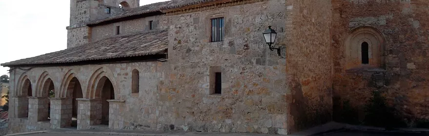Iglesia de piedra con pórtico de arcos