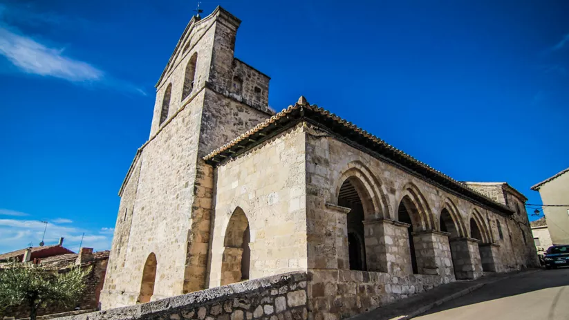 Iglesia románica de piedra con torre