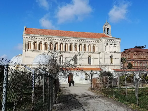 Iglesia monumental de estilo historicista con arquerías.