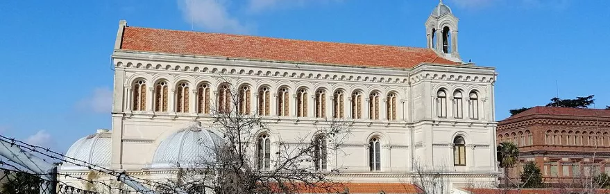 Iglesia monumental de estilo historicista con arquerías.