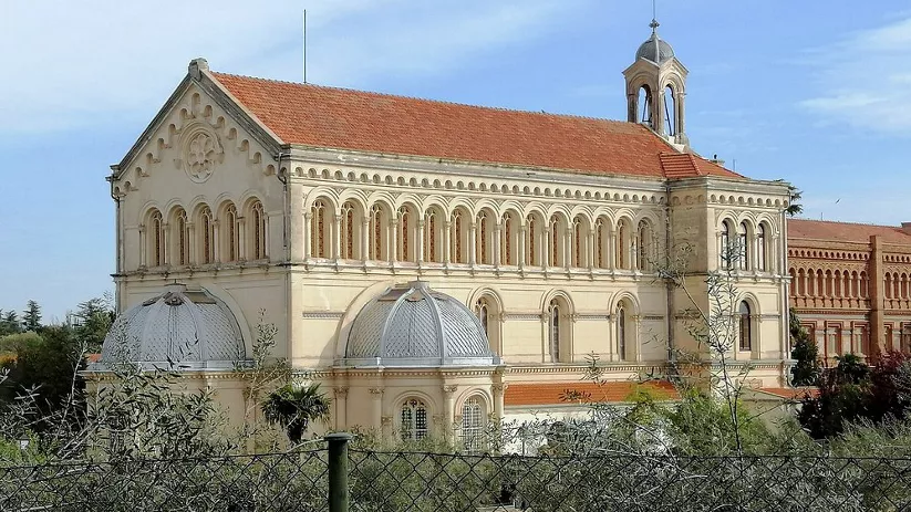 Gran iglesia histórica con cúpulas y torre.